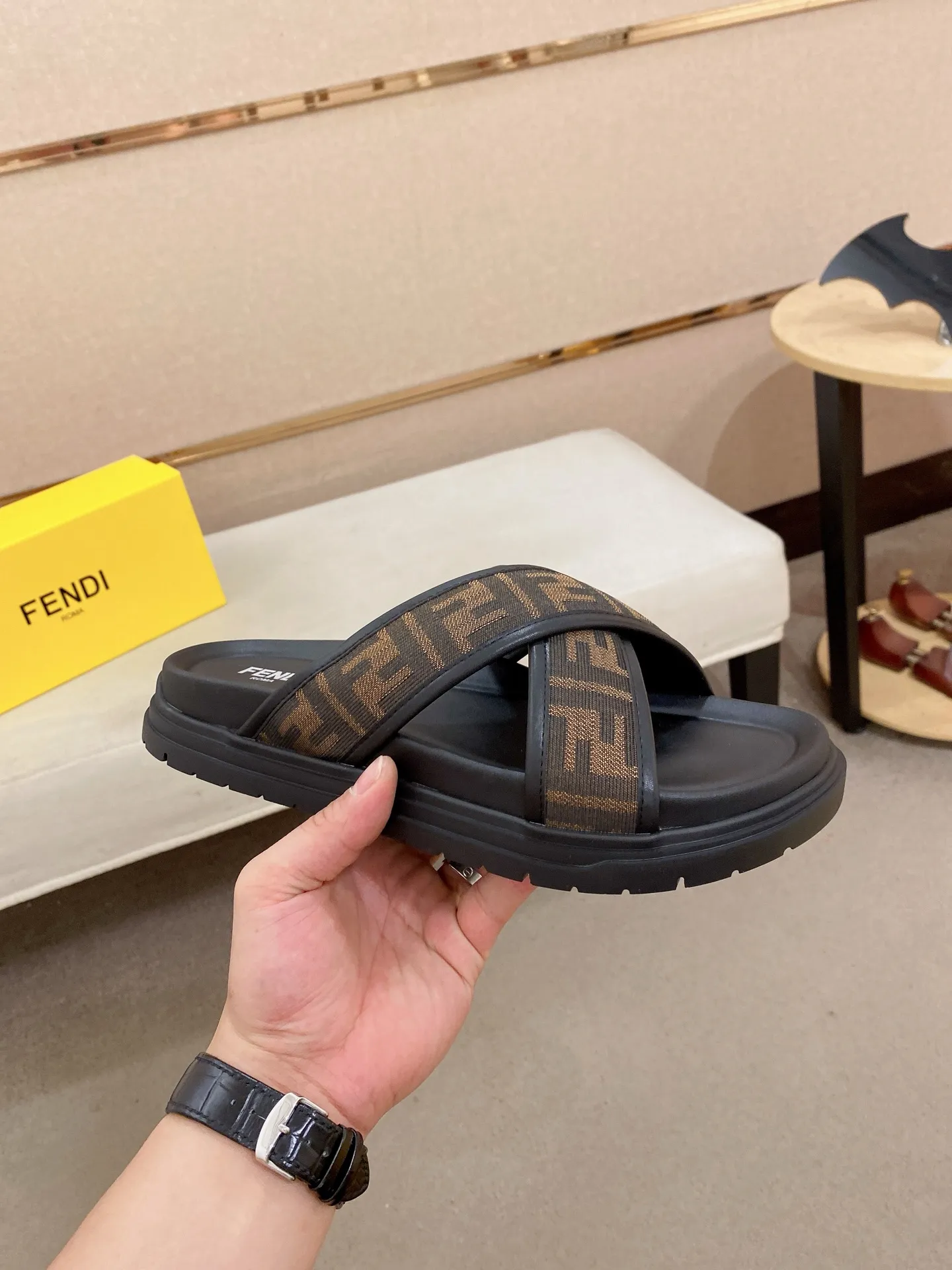 Factory price: 320💰 [Fendi Slippers] High-end brand of men's shoes, official website 1:1 latest masterpiece: original mold customization, the fabric is made of imported original materials, upgraded outsole, lighter and non-slip. The market's top quality, simple yet tasteful, a must-have for fashionistas, fashionable at your feet, full of confidence, the same style at the counter 👍The season of summer slippers is here. Code: 38-44 (45 is custom-made and cannot be returned or exchanged)